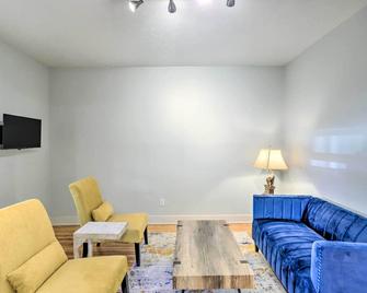 3 Mi to Dtwn Walkable Apt in Cleveland! - Cleveland - Living room