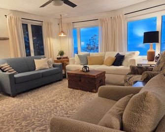 Private Beach Cottage - Family fun environment just 5 minutes from Port Austin - Port Austin - Living room