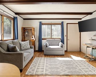 Cinders Whispering Waters and Wilderness Escape - Beulah - Sala de estar