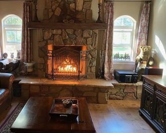 Riverfront Retreat. Year-round river in North Payson. - Payson - Wohnzimmer