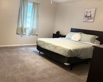 Enjoy easy access to everything from this centrally located place in the westend - Beaumont - Bedroom