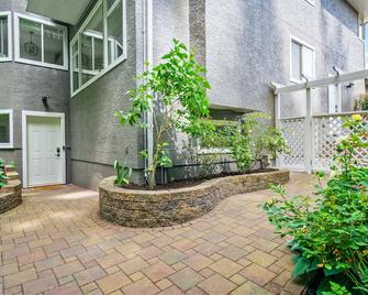 Modern Executive Suite w/ Hot Tub and Forest View - 穆迪港 - 室外景