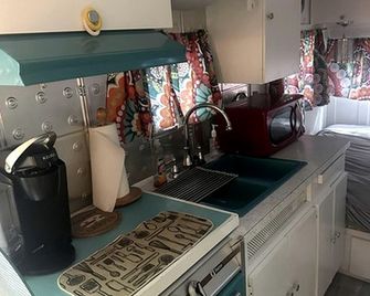 Colorful Vintage Airstream Great for Adventure Lovers in Indiana - Nashville - Cocina