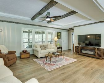 Logan Martin Lake Home w/ Private Dock - Talladega - Sala de estar
