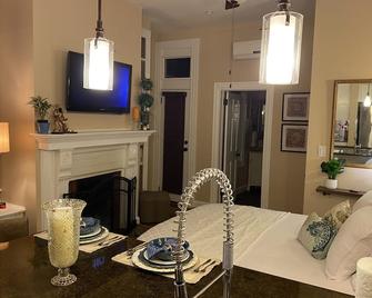 The Studio@ Eanes Drug - Richmond - Dining room