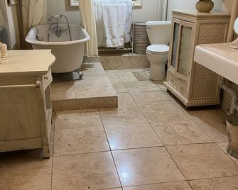 Cozy 1-bedroom daylight basement apartment surrounded by gardens - Milwaukie