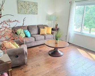Updated 2bdrm Condo - Walk to Train! - Roselle - Pokój dzienny