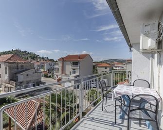 Apartment and Room Ilija - Tribunj - Balcón