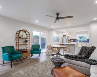 Luxe Three Bedroom Beach House with Private Patio - San Clemente - Pokój dzienny