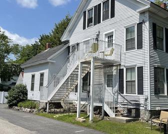 Cozy 1890 Cottage Studio with Hot Tub and Fire Pit in Downtown Kennebunk - Kennebunk - Building