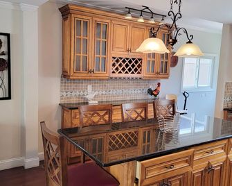 Quaint duplex with private yard. Walk to beach, dining, & shopping! - Greenwich - Kitchen