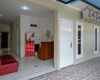 RedDoorz Hostel near Kota Lama Semarang - Semarang