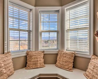 Large, Cozy Midway Studio With Mountain - Midway - Living room