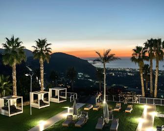 The Noverian Scenic Crete 5 Star Hilltop Villa Resort & Spa - Mália - Patio