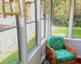 Addie's Place: A Quiet and Quirky Guesthouse - Hartford - Balcón