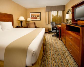 Holiday Inn Express Fairfax - Arlington Boulevard By IHG - Ферфакс - Спальня