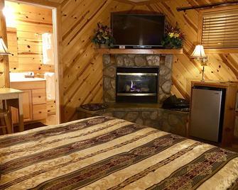 Giant Oaks Lodge - Running Springs - Bedroom
