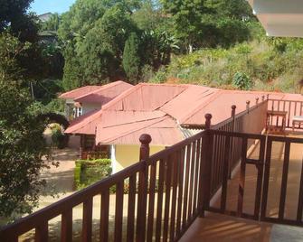 Olive Brook - Munnar - Balcón