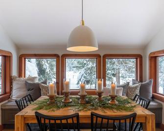 4-Bedroom Farmhouse with Mountain Views 20 Minutes Away from Nelson, BC - Ymir - Comedor