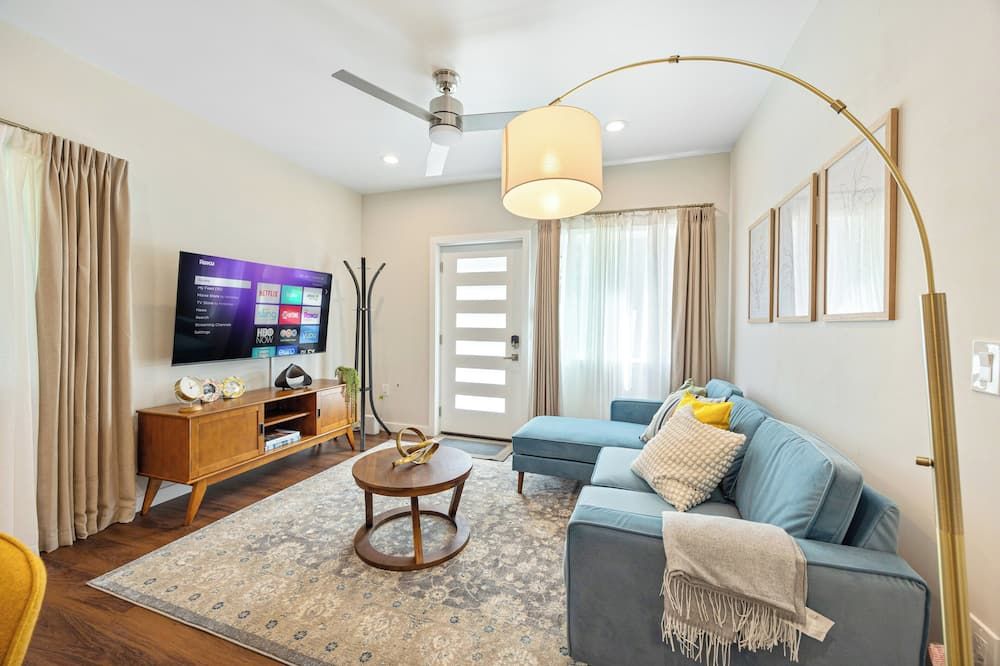 Prime East Sacramento 1br Adu With Office + Parking - סקרמנטו - סלון