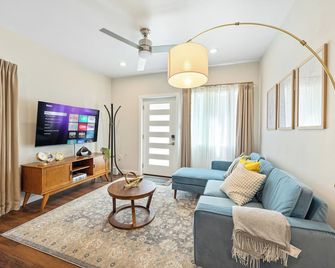 Prime East Sacramento 1br Adu With Office + Parking - Sacramento - Soggiorno