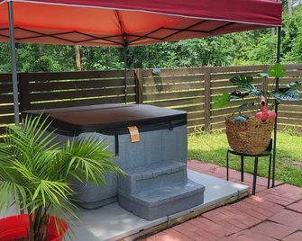 Tropical Vibes/Hot Tub/New Beds Gated Backyard/Pool Table/Gazebo/Garden/Fire Pit - Griffin - Binnenhof