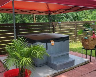 Tropical Vibes/Hot Tub/New Beds Gated Backyard/Pool Table/Gazebo/Garden/Fire Pit - Griffin - Terasa