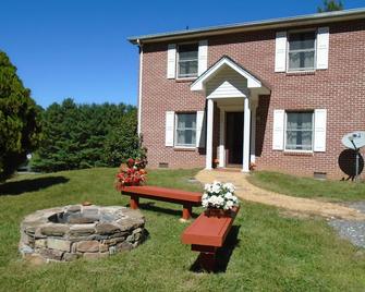 Brick cottage near Hungry Mother, Mt. Rogers - Marion - Building