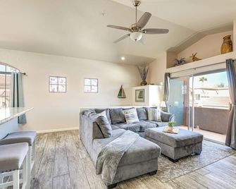 Walk to Rotary Park: Lake Havasu City Condo - Lake Havasu City - Living room