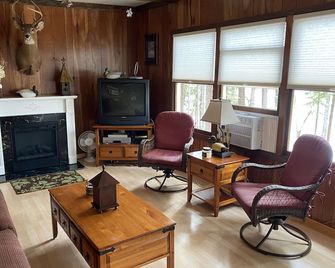 Quaint, Clean Cottage with Breathtaking Sunset Views - Crandon - Living room