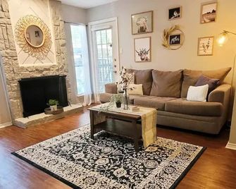 Lovely 1 Bedroom Condo W/ Pool - Covered Parking - Arlington - Living room