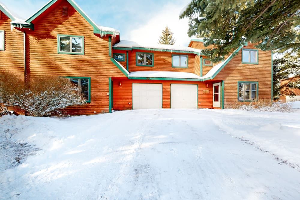 Roomy 2-story home with furnished deck, grill, fireplace, & great location - Jackson - Gebäude