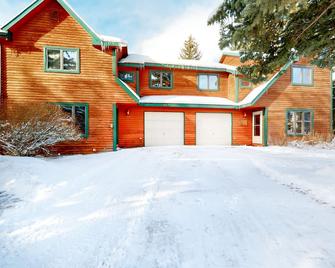 Roomy 2-story home with furnished deck, grill, fireplace, & great location - Jackson - Bâtiment
