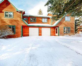 Roomy 2-story home with furnished deck, grill, fireplace, & great location - Jackson - Gebäude