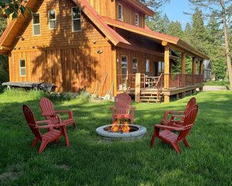 New Beautiful Well Located Cabin just north of Bigfork near the Flathead River! - Bigfork - Patio