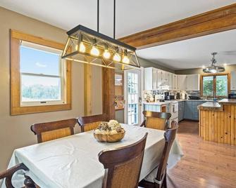 Pool | Hot Tub | Seneca Wine Trail | Flx Wineries - Hector - Comedor