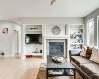 Fenced Yard and Trail Access Dog-Friendly Erie Home - Erie - Living room