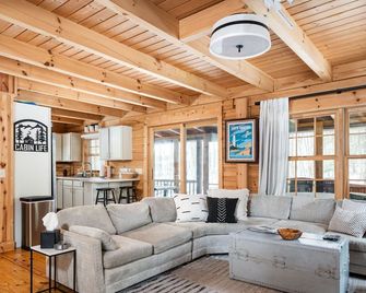 Wonderful Log Cabin Near Private Beach And Lake Access - Saugatuck - Living room