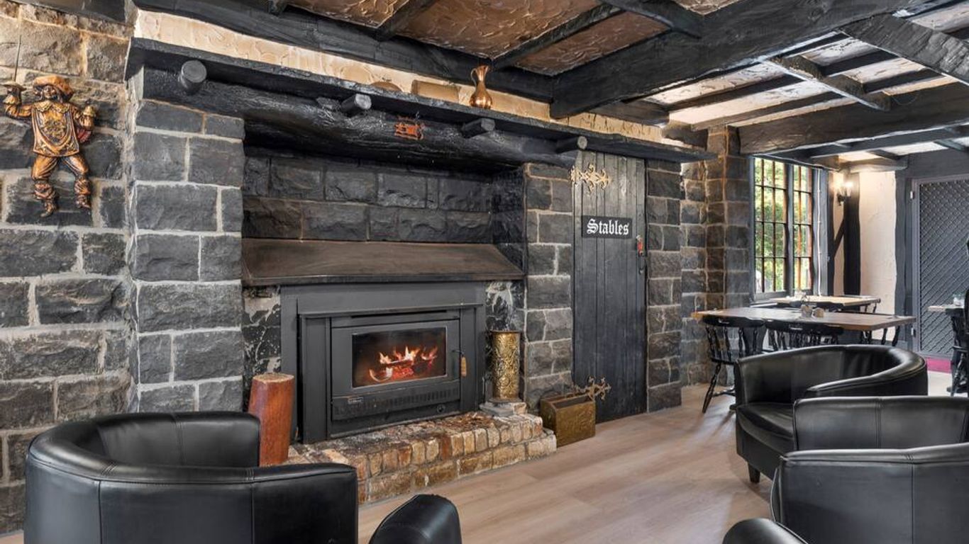 The Fox and Hounds Historic Hotel