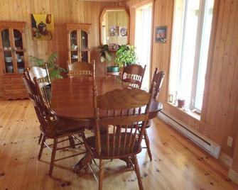 Gîte La Maison Chez J.P. Bed and Breakfast - Havre-aux-Maisons - Dining room