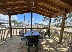 Big Daddy and BB's Tiki Marina Cottage. Bring your boat! Fish! Eats! - Gautier - Balcony