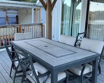 Cozy Waterfront Cabin on Ohop Lake in Eatonville - Eatonville - Balcony