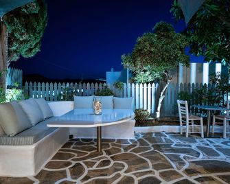 إيريس هوتل - ناوسا - شرفة مرصوفة