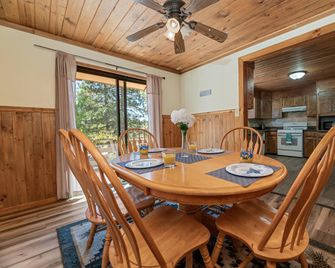 Big Bear Lakefront Lodge - Big Bear Lake - Matsal