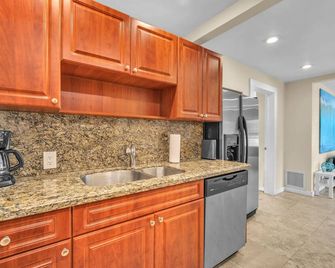 Grove Bay Bungalow - 2/2 Gated Cottage-Walk to Bay - Miami - Kitchen