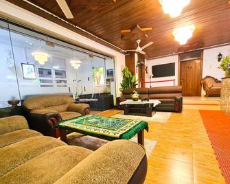 Hambantota Beach Hotel - Hambantota - Living room