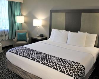 La Quinta Inn & Suites by Wyndham Indianapolis Downtown - Indianapolis - Bedroom