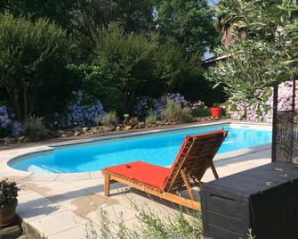 Basque Country, typical house between ocean and mountains - Cambo-les-Bains - Piscine
