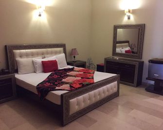 Royal Galaxy Guest House (For Families Only) - Islamabad - Bedroom