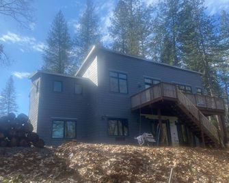 Un-Plug in a Peaceful Woodland Setting - Colfax - Edificio